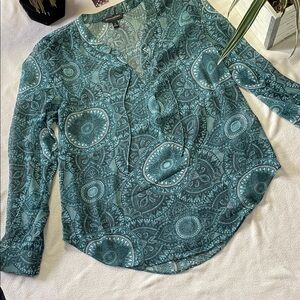 056-Banana Republic Green Patterned Blouse